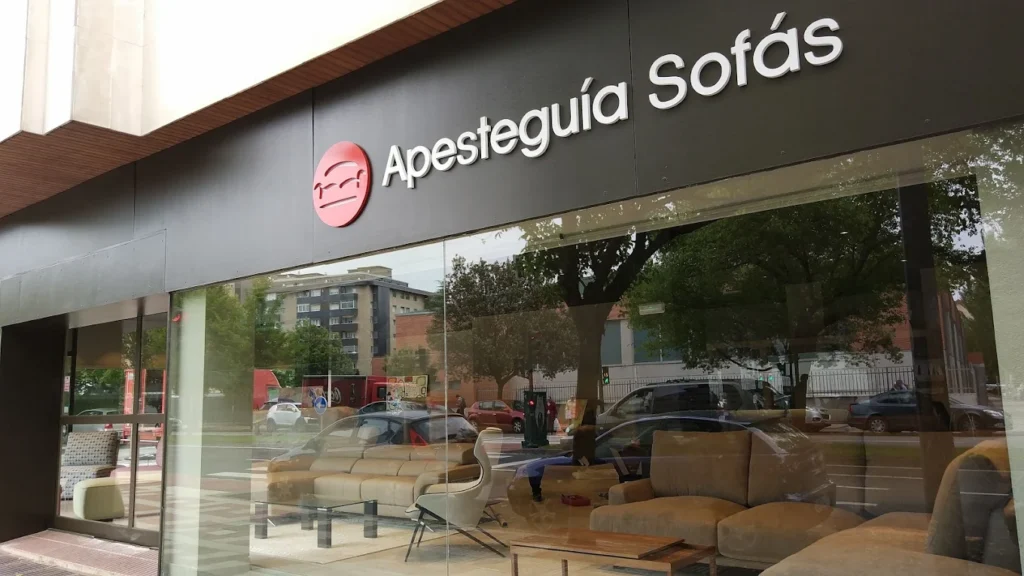 Apesteguía sofás. Foto fachade de la tienda de sofás ne Pamplona
